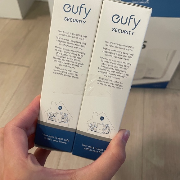 Eufy camera w/ home base & sensors - Picture 3 of 6